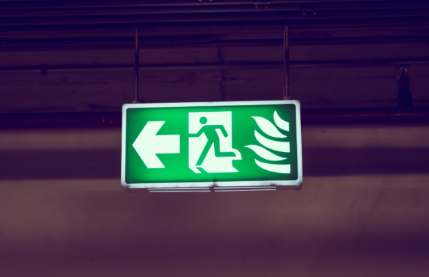 How Stairwell Signs Improve Building Safety During Emergencies